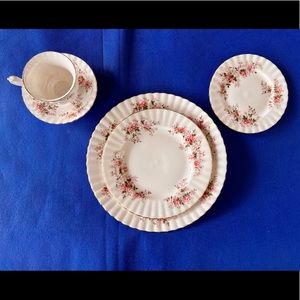 ❌Sold Out❌Royal Albert Lavender Rose 5 Piece Place Setting